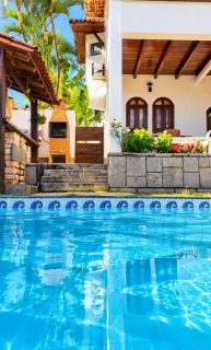 Casa Para Vender com 5 quartos 2 suítes no bairro Pituaçu em Salvador