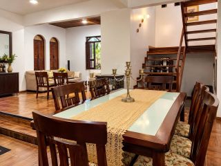 Casa Para Vender com 5 quartos 2 suítes no bairro Pituaçu em Salvador