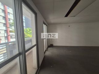 CONJUNTO COMERCIAL NA REGIÃO DO JARDIM AMÉRICA