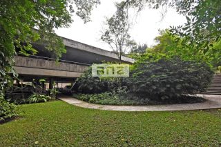 CASA COM TERRENO DE 3.100M² NA REGIÃO DA CIDADE JARDIM