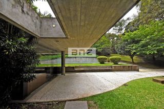 CASA COM TERRENO DE 3.100M² NA REGIÃO DA CIDADE JARDIM