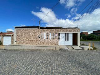 Casa de esquina no residencial de Itaporanga