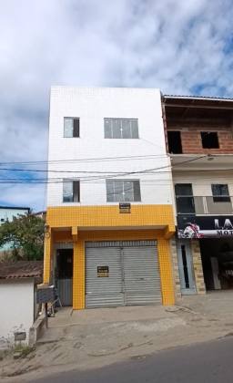 Prédio comercial e residencial na subida para o Ceará