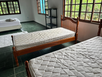 Casa de Condomínio Para Vender com 4 quartos 2 suítes no bairro Balneário Califórnia em Caraguatatuba