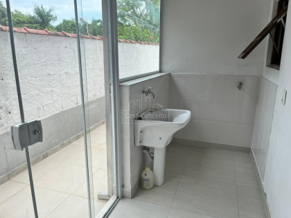 Casa de Condomínio Para Vender com 4 quartos 2 suítes no bairro Balneário Califórnia em Caraguatatuba