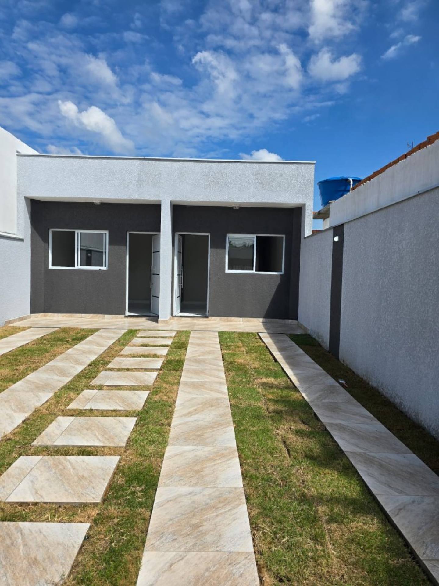Casa térrea  com 2 vagas de garagens e quintal com área  gourmet
