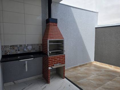 Casa térrea  com 2 vagas de garagens e quintal com área  gourmet