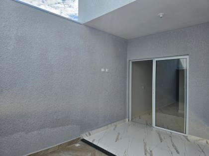 Casa térrea  com 2 vagas de garagens e quintal com área  gourmet