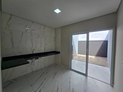 Casa térrea  com 2 vagas de garagens e quintal com área  gourmet