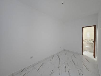 Casa térrea  com 2 vagas de garagens e quintal com área  gourmet