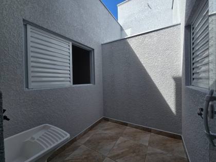 Casa térrea  com 2 vagas de garagens e quintal com área  gourmet