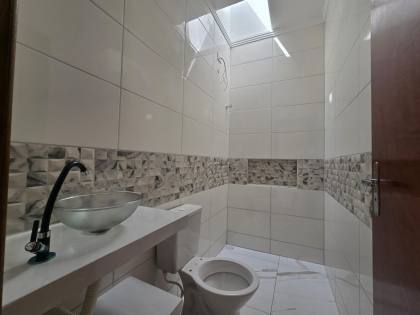 Casa térrea  com 2 vagas de garagens e quintal com área  gourmet