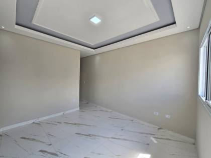 Casa térrea  com 2 vagas de garagens e quintal com área  gourmet