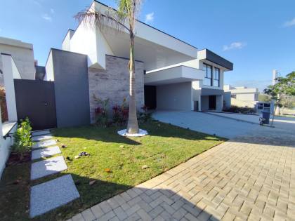 Casa de Condomínio alto padrão 3 suítes no Terras Alpha Nova Esplanada