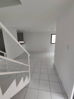 CASA DUPLEX COM 4 QTOS, SENDO 2 SUÍTES, EM JD. ATLÂNTICO!