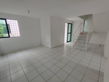 CASA DUPLEX COM 4 QTOS, SENDO 2 SUÍTES, EM JD. ATLÂNTICO!