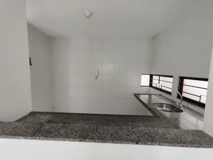 CASA DUPLEX COM 4 QTOS, SENDO 2 SUÍTES, EM JD. ATLÂNTICO!