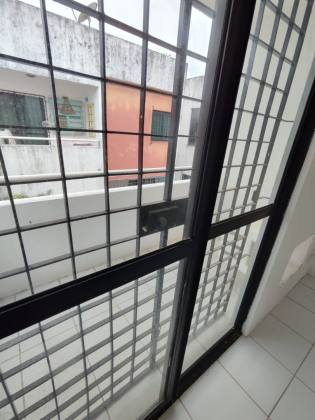 CASA DUPLEX COM 4 QTOS, SENDO 2 SUÍTES, EM JD. ATLÂNTICO!