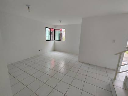 CASA DUPLEX COM 4 QTOS, SENDO 2 SUÍTES, EM JD. ATLÂNTICO!