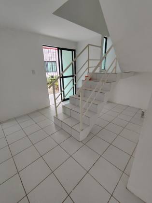 CASA DUPLEX COM 4 QTOS, SENDO 2 SUÍTES, EM JD. ATLÂNTICO!