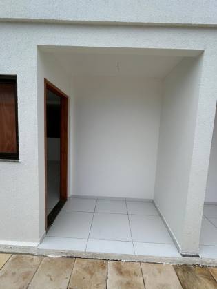 CASA PRIVÊ COM 3 QTOS, SENDO 1 SUÍTE + COND. COM PISCINA, EM MARIA FARINHA!