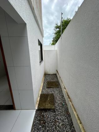 CASA PRIVÊ COM 3 QTOS, SENDO 1 SUÍTE + COND. COM PISCINA, EM MARIA FARINHA!