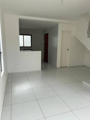 CASA PRIVÊ COM 3 QTOS, SENDO 1 SUÍTE + COND. COM PISCINA, EM MARIA FARINHA!