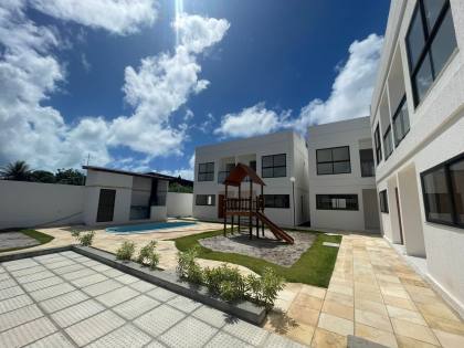 CASA PRIVÊ COM 3 QTOS, SENDO 1 SUÍTE + COND. COM PISCINA, EM MARIA FARINHA!
