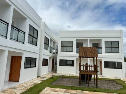 CASA PRIVÊ COM 3 QTOS, SENDO 1 SUÍTE + COND. COM PISCINA, EM MARIA FARINHA!