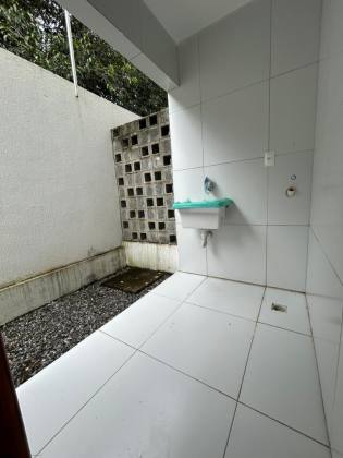CASA PRIVÊ COM 3 QTOS, SENDO 1 SUÍTE + COND. COM PISCINA, EM MARIA FARINHA!