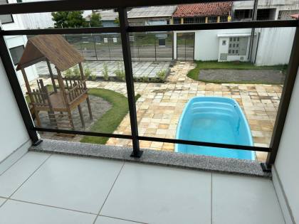 CASA PRIVÊ COM 3 QTOS, SENDO 1 SUÍTE + COND. COM PISCINA, EM MARIA FARINHA!