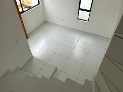 CASA PRIVÊ COM 3 QTOS, SENDO 1 SUÍTE + COND. COM PISCINA, EM MARIA FARINHA!