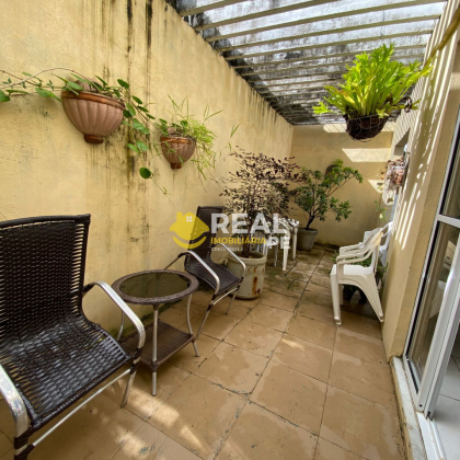 CASA SOLTA COM 3 QTOS, SENDO 1 SUÍTE, EM PAU AMARELO!