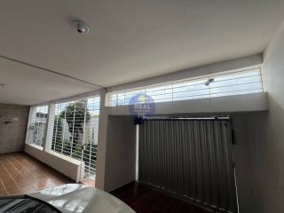 CASA SOLTA COM 4 QTOS, SENDO 2 SUÍTES, EM JD. ATLÂNTICO!