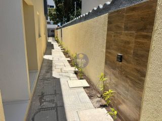 CASA PRIVÊ COM 3 QTOS, EM PAU AMARELO!