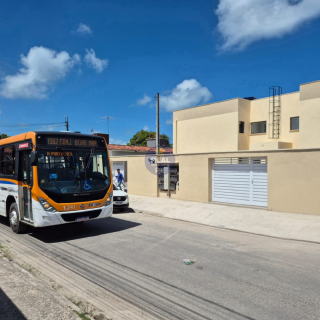 CASA PRIVÊ, 2 QTOS EM PAU AMARELO!