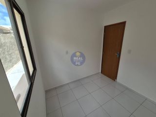 CASA PRIVÊ, 2 QTOS EM PAU AMARELO!