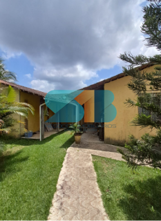 Excelente Casa em Aldeia com 03 quartos com piscina .