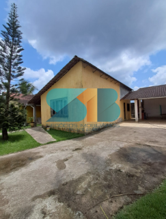 Excelente Casa em Aldeia com 03 quartos com piscina .