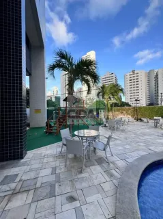 MORE À PASSOS DA PRAIA NUM QG COM EXCELENTE ÁREA DE LAZER