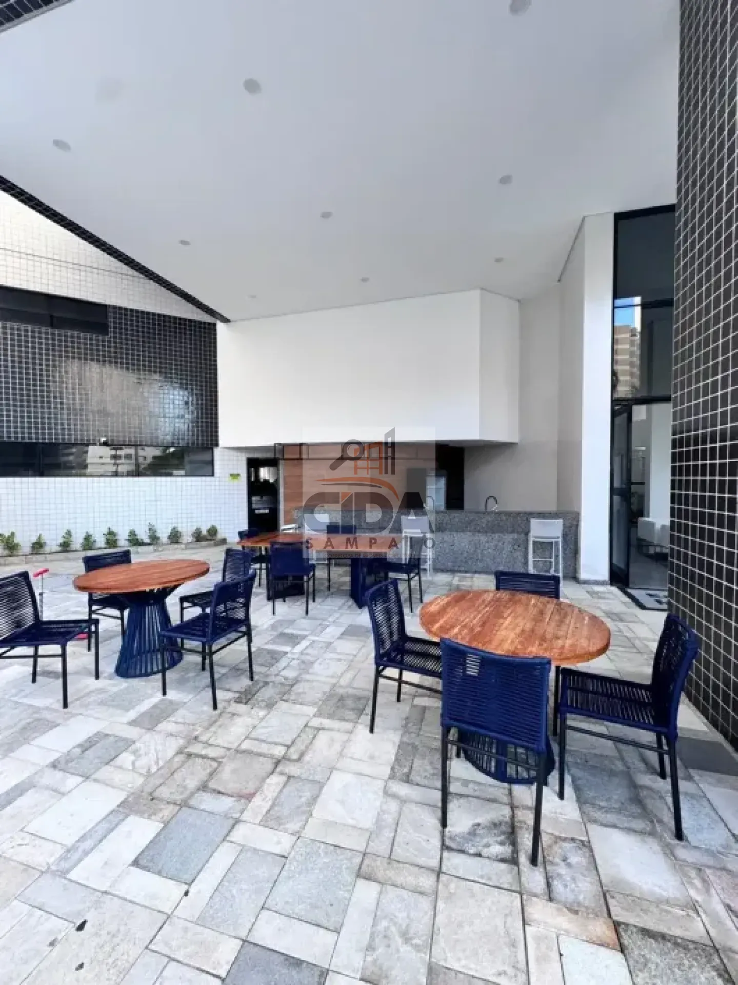 MORE À PASSOS DA PRAIA NUM QG COM EXCELENTE ÁREA DE LAZER