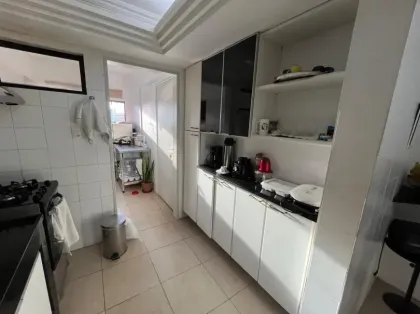 AMPLO APARTAMENTO COM LINDA VISTA DEFINIDA DO MAR, NASCENTE