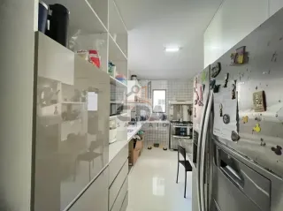 A POUCOS METROS DO MAR - AMPLO APARTAMENTO COM LAZER E 2VGS