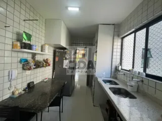 A POUCOS METROS DO MAR - AMPLO APARTAMENTO COM LAZER E 2VGS