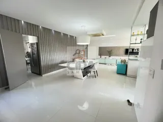 A POUCOS METROS DO MAR - AMPLO APARTAMENTO COM LAZER E 2VGS