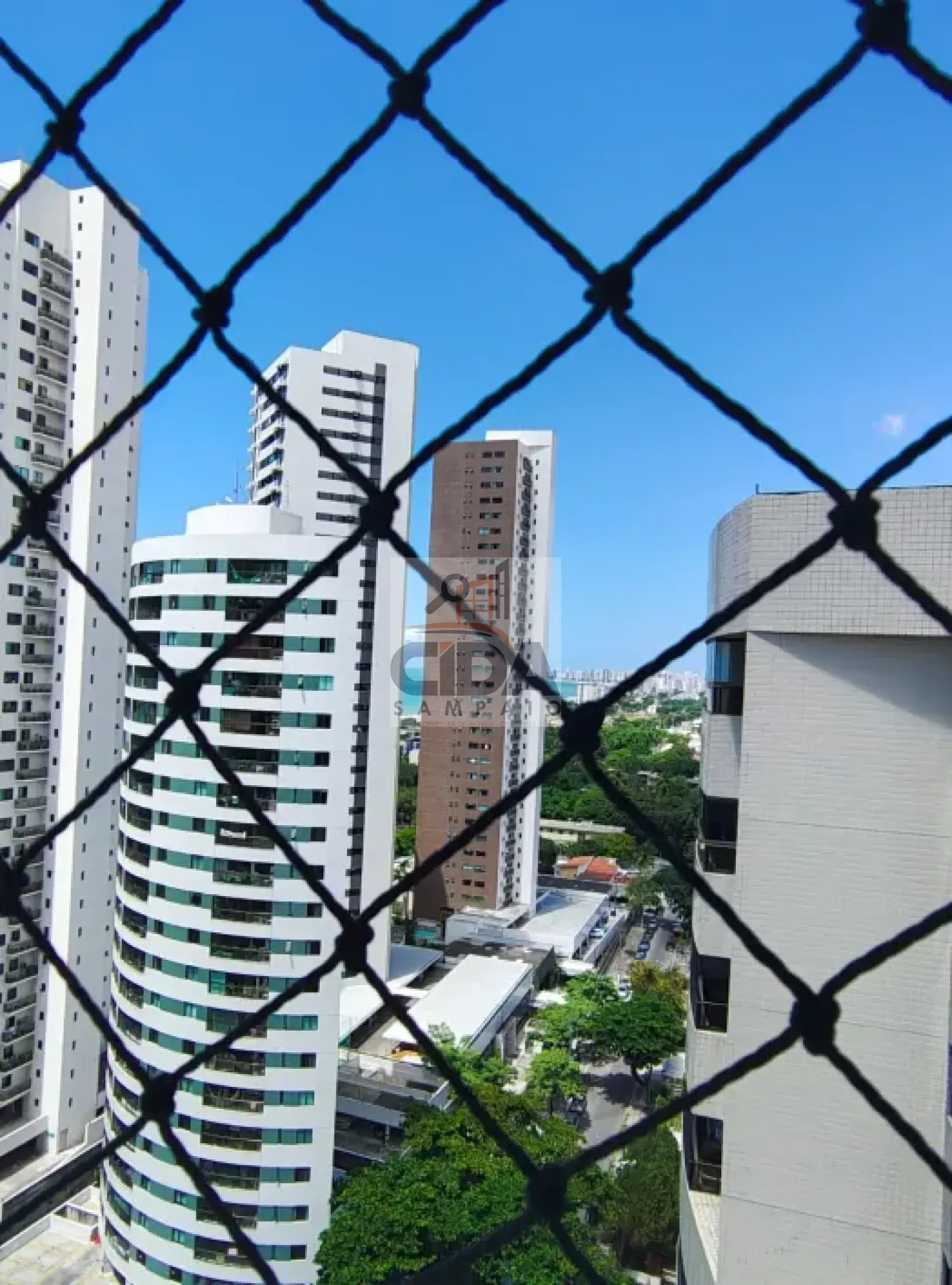 EXCELENTE 4 QUARTOS COM 3 SUÍTES  COM 3 VAGAS PRÓXIMO À PRAIA