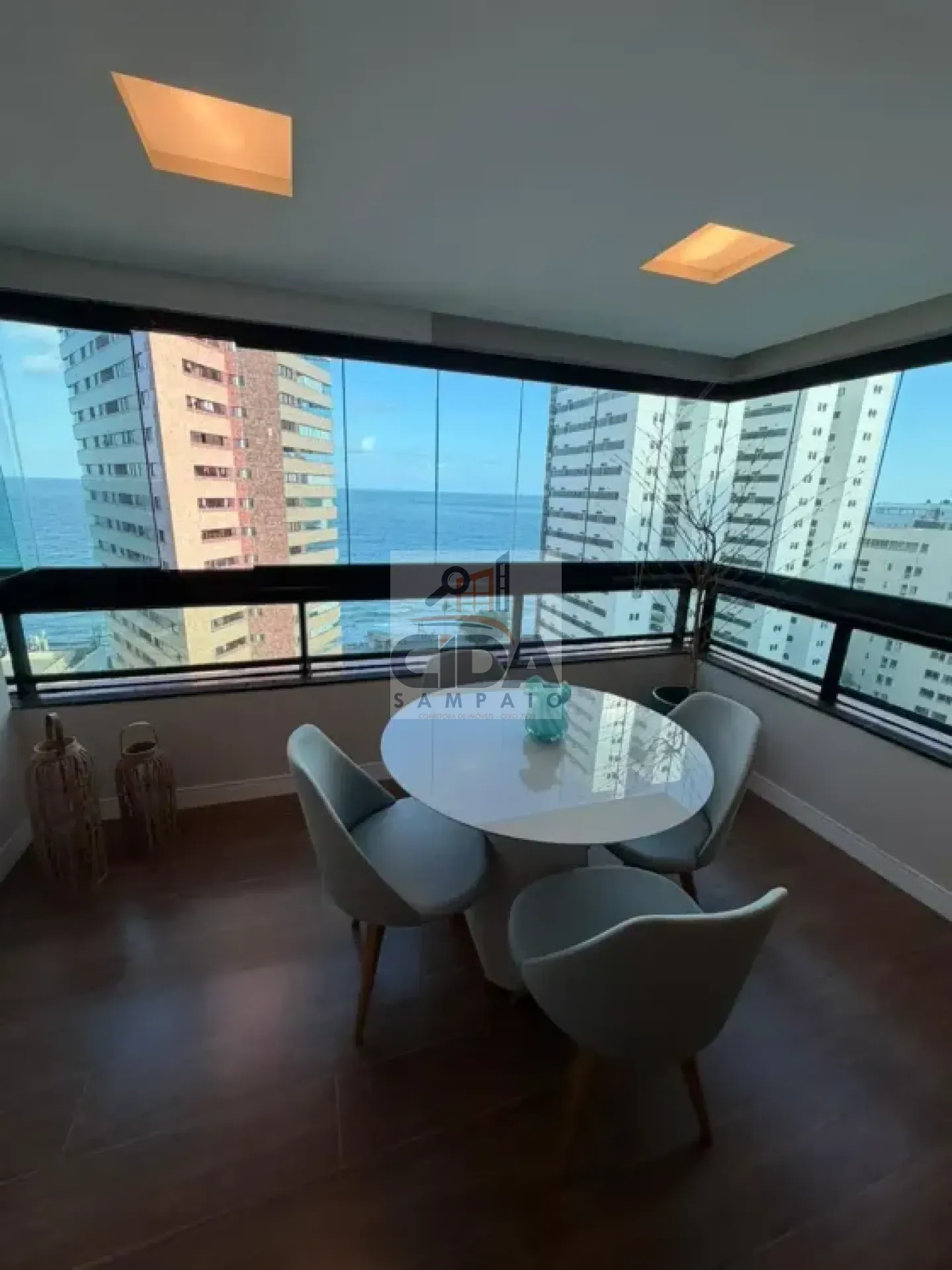 COM LINDA VISTA DO MAR ESTE AMPLO APARTAMNTO ESPERA POR VOCÊ