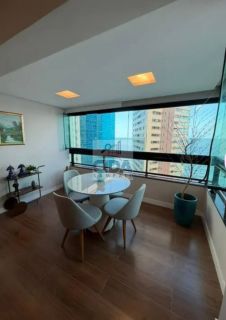 COM LINDA VISTA DO MAR ESTE AMPLO APARTAMNTO ESPERA POR VOCÊ