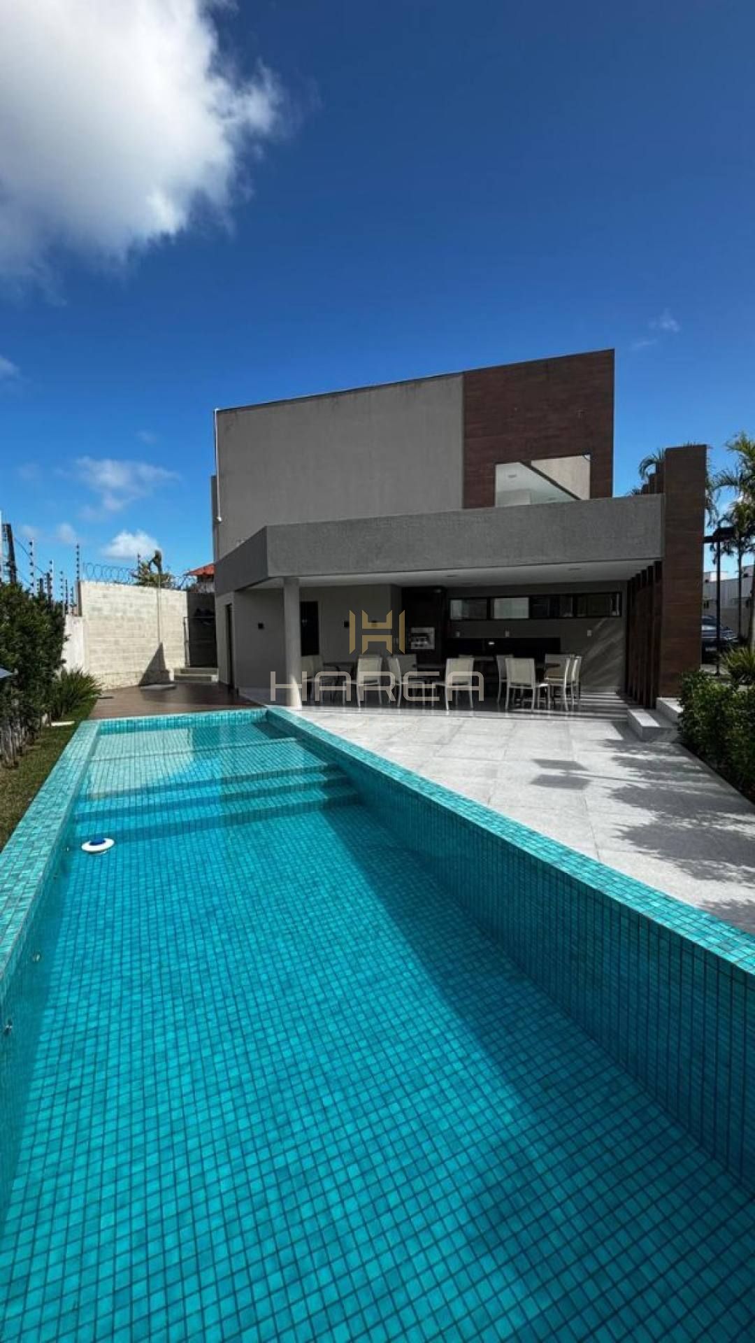 Casa em condomínio, já com os móveis fixos