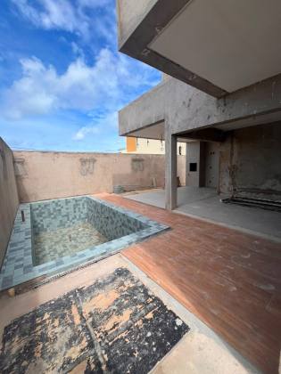 CASA    -   232m² com piscina - cond. Angatu